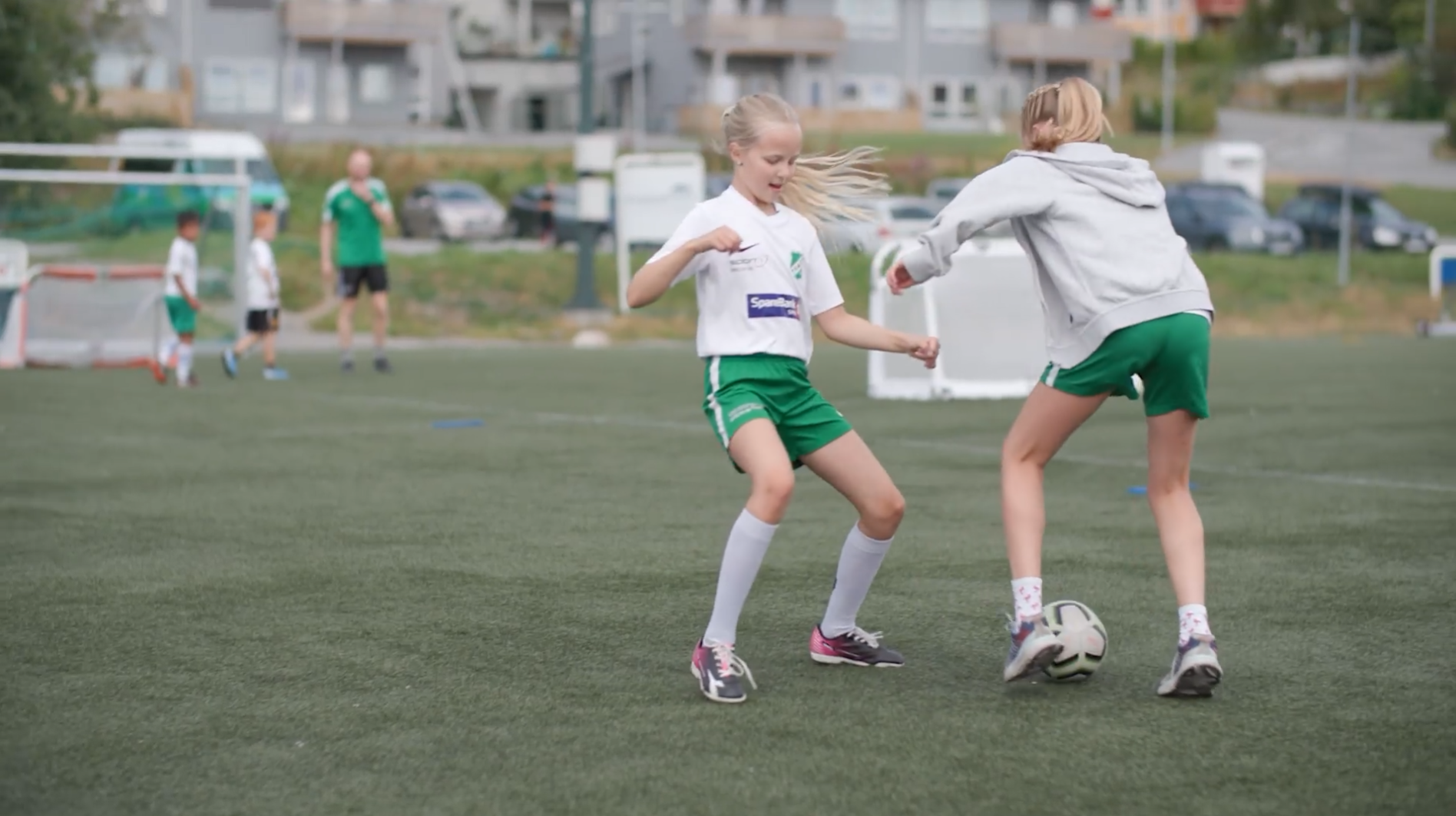 To jenter i duell på fotballbanen